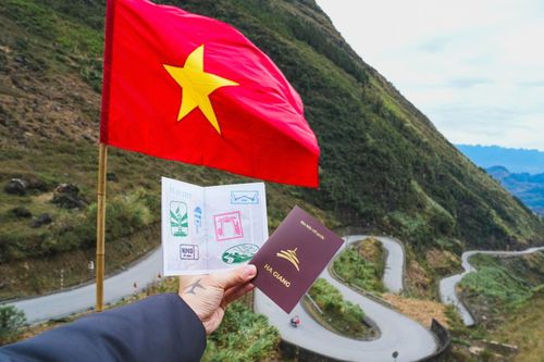 Rộn ràng du lịch 'săn' dấu mộc ở Hà Giang
