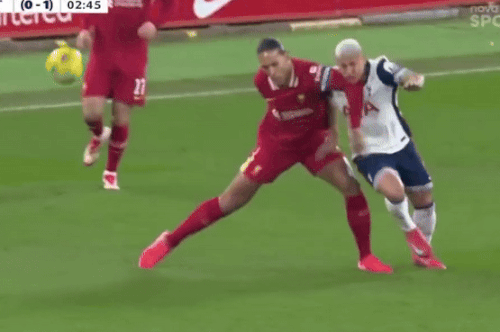 Van Dijk chơi xấu