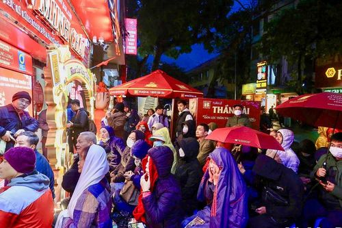 Người dân đội mưa rét xếp hàng mua vàng ngày vía thần Tài