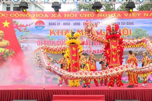 Ba Vì: khai hội truyền thống di tích quốc gia đặc biệt đình Tây Đằng 2025