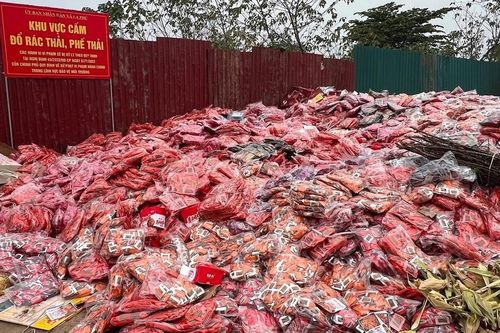 Huyện Hoài Đức: quây bạt 'núi' rác thải bánh kẹo, thực phẩm ở xã La Phù