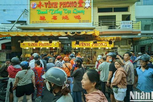 Xếp hàng chờ mua thịt quay ngày vía Thần Tài ở Thành phố Hồ Chí Minh