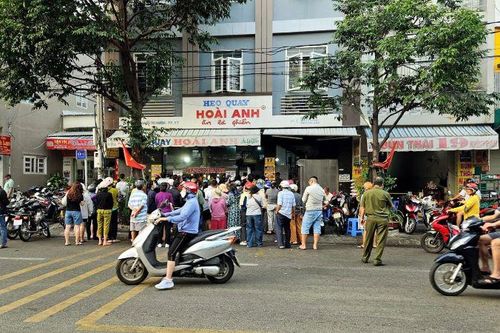 Người dân xếp hàng mua heo quay ngày vía Thần Tài tại thành phố Vũng Tàu
