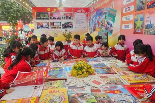 Đông đảo độc giả tham dự Hội báo Xuân và Triển lãm mỹ thuật tại Vĩnh Phúc