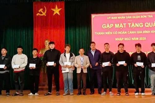Quận Sơn Trà tặng quà thanh niên nhập ngũ năm 2025 có hoàn cảnh gia đình khó khăn