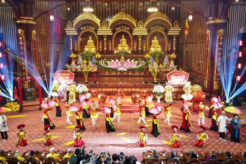 Non thiêng Yên Tử tưng bừng khai hội