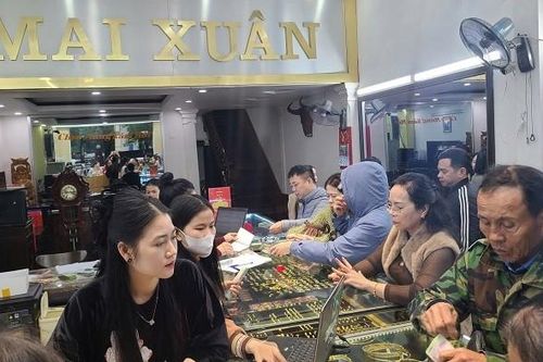 Đội mưa đến phố vàng ở Hà Tĩnh mua 'lộc đầu Xuân'