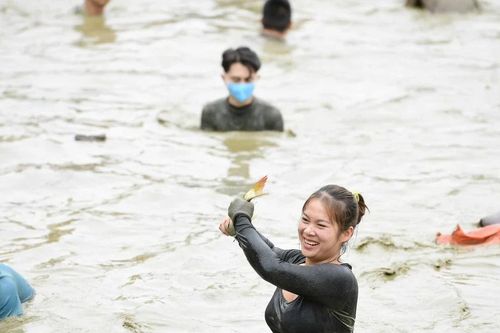 Hàng trăm người dầm bùn, chịu rét bắt cá lấy may
