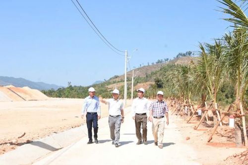 Kon Tum: Cán bộ, giáo viên ủng hộ 120 triệu đồng giúp bà con vùng khó 'an cư, lạc nghiệp'