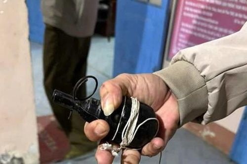 Dùng lựu đạn giả, đe dọa nổ chết cả nhà người yêu cũ