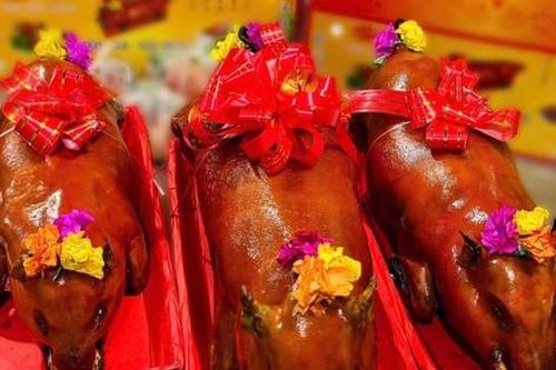 Mua heo quay nguyên con dâng cúng Thần tài
