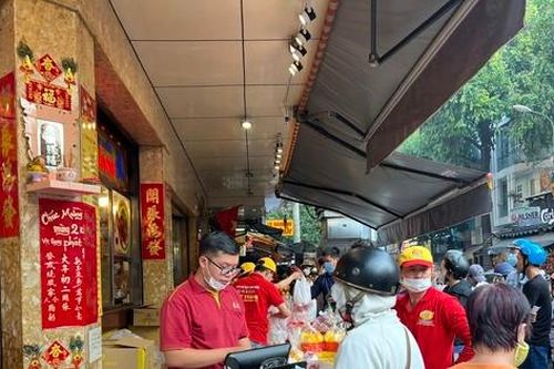 Lo không mua được heo quay cúng Thần Tài dù đã xếp số, nhưng chờ cả trăm người đứng trước