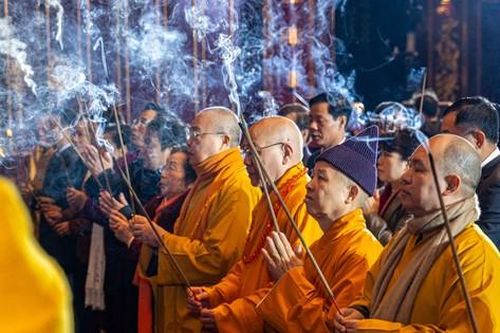 Hàng nghìn người đổ về Yên Tử trong ngày mưa rét