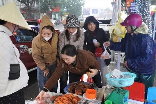 Không phải cá lóc, lợn quay, nhiều người cúng Thần tài mâm cỗ có tên khá lạ