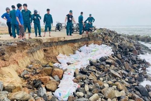 Quảng Ngãi: Sạt lở bờ biển đe dọa đời sống hàng chục hộ dân
