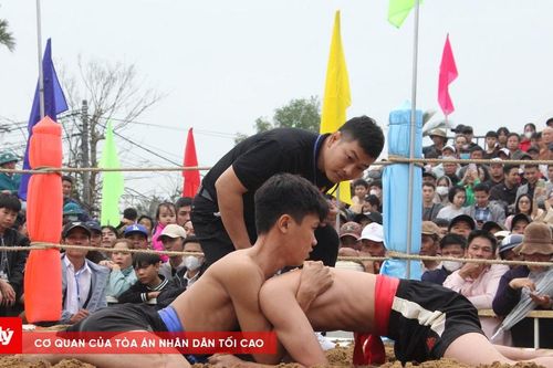 Xem vật làng Sình đầu Xuân Ất Tỵ