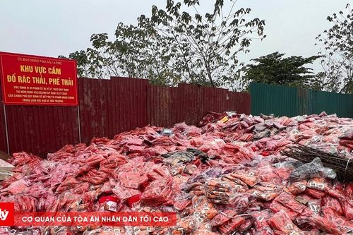 Đổ hàng tấn bánh kẹo ra bãi rác: Chế tài xử phạt ra sao?