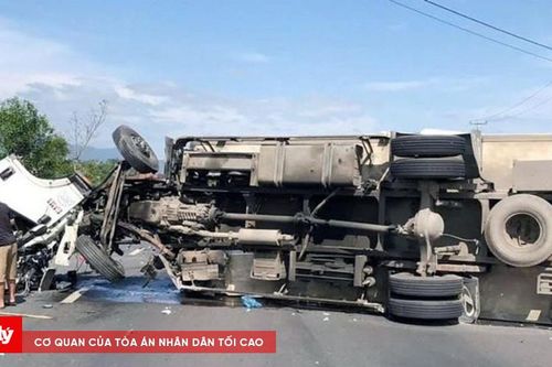Lật xe tải giữa Quốc lộ, 2 người thương vong