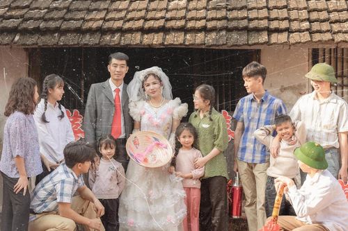 Bộ ảnh cưới thập niên 90 của cô giáo dạy văn được dân mạng khen nức nở