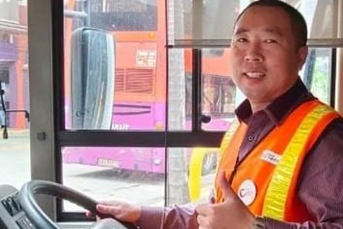 Tài xế xe buýt trả lại ba lô chứa hơn 262 triệu đồng cho hành khách để quên