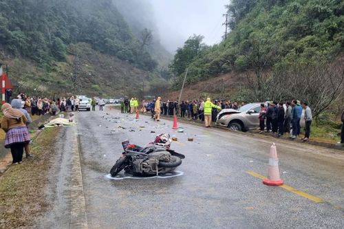 Tông trực diện vào ô tô bán tải, 2 người đi xe máy tử vong tại chỗ