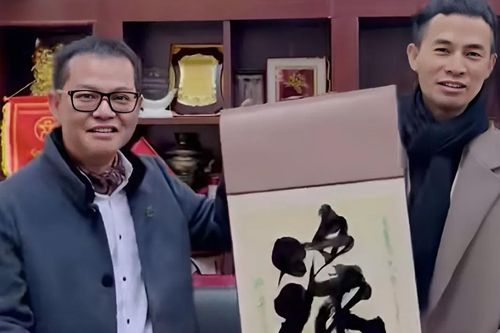NSND Trung Hiếu viết thư pháp, đồng nghiệp thích thú khen ngợi