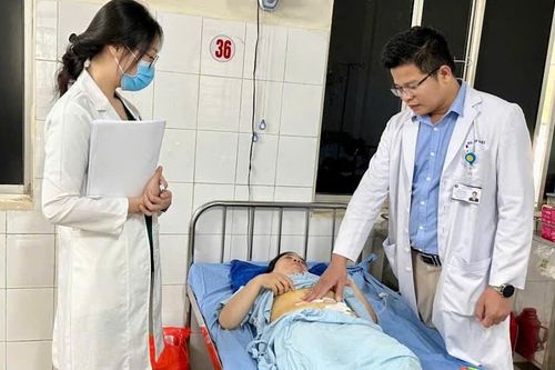 Nữ bệnh nhân đau bụng nhập viện, bác sĩ bất ngờ phát hiện 4 lý do để mổ gấp