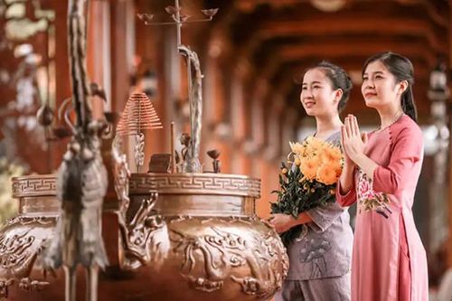 Đầu năm đi lễ đền hay chùa trước, cần chuẩn bị những gì?