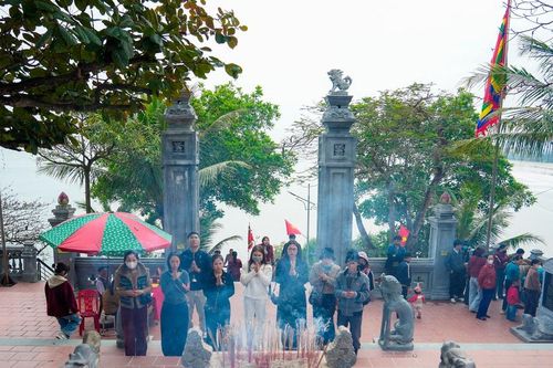 Xin lộc đầu năm ở ngôi đền linh thiêng bậc nhất xứ Nghệ