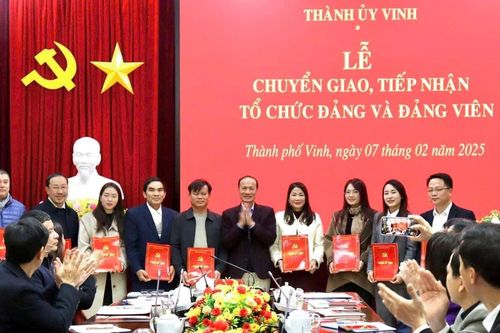 Thành ủy Vinh chuyển giao 6 tổ chức cơ sở Đảng về Đảng bộ các phường