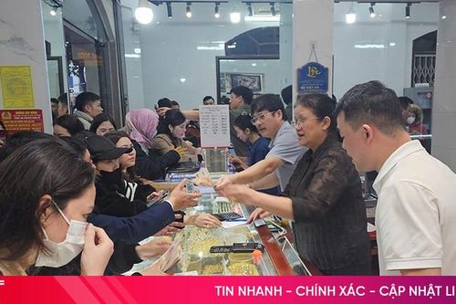Tiệm vàng ở Hà Tĩnh kín khách ngày vía Thần Tài