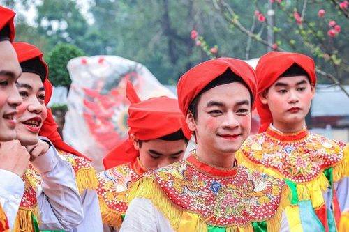 Đặc sắc trai giả gái múa 'con đĩ đánh bồng' ở hội làng Triều Khúc