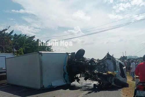 Xe tải đâm dải phân cách, Quốc lộ 1 đi qua tỉnh Khánh Hòa kẹt cứng