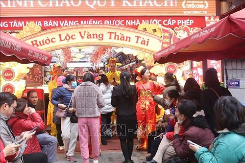Chiều ngày vía Thần tài, khách mua vàng đông hơn, giá vàng giữ mức 90 triệu/lượng