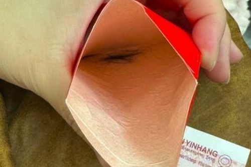 Họ hàng lì xì, người phụ nữ hoảng hốt khi thấy vật này bên trong