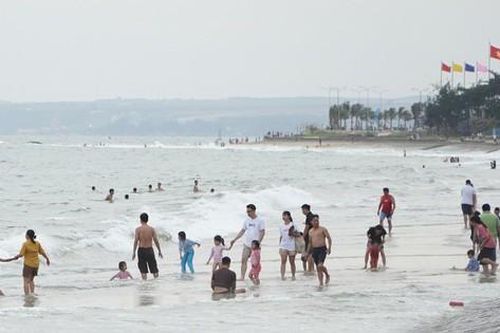 Tìm thấy thi thể nam du khách sau 2 ngày mất tích ở biển Đồi Dương