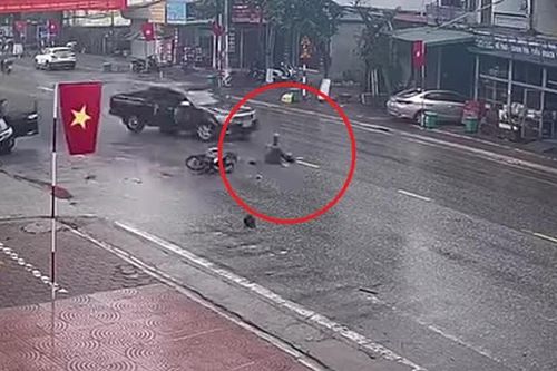 Tài xế ô tô mở cửa bất cẩn hất văng người đi xe máy xuống đường