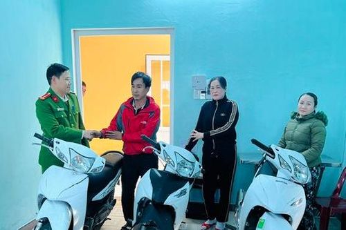Công an trao trả nhiều xe máy cho người dân bị mất trộm