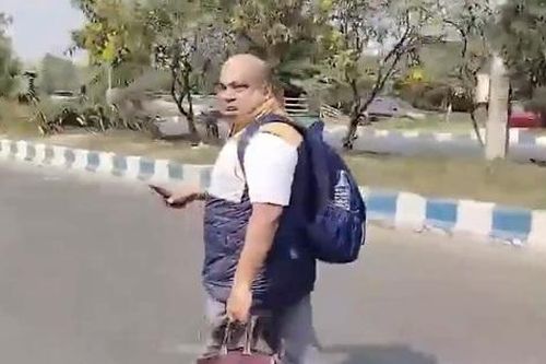 Người đàn ông đâm 4 đồng nghiệp rồi cầm dao lang thang trên phố