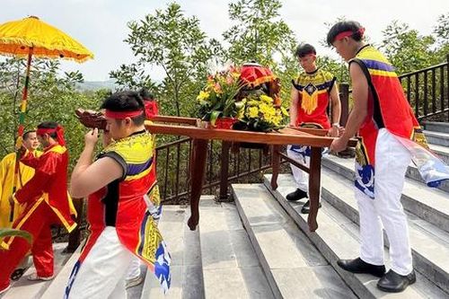 Lễ rước 'nước thiêng' từ giếng Tiên khai hội chùa núi Thần Đinh