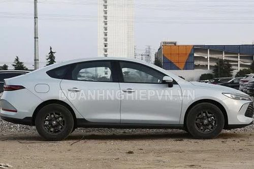 Xe sedan công suất 261 mã lực, nội thất tiện nghi, giá gần 300 triệu đồng