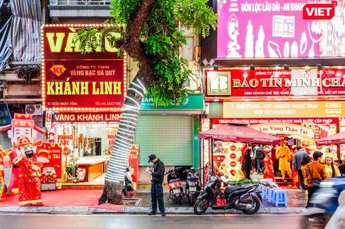 Hình ảnh trái ngược trên 'phố vàng' ngày vía Thần Tài 2025