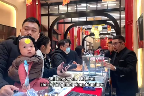 Chiều ngày vía Thần Tài, khách mua vàng đông hơn, giá vàng giữ mức 90 triệu/lượng