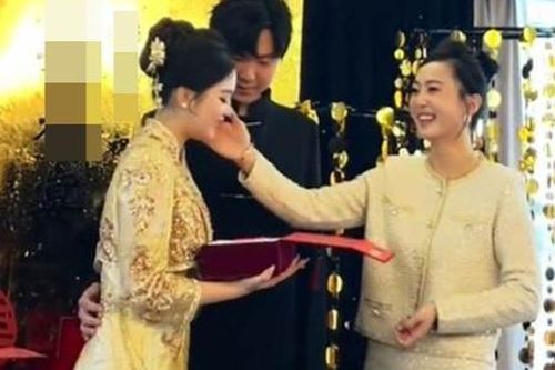 Mẹ chồng gây sốt vì nhan sắc xinh đẹp, trẻ hơn cả con dâu tại đám cưới