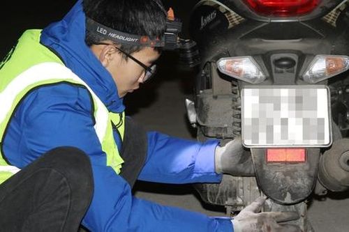 Xuyên đêm cứu hộ xe máy