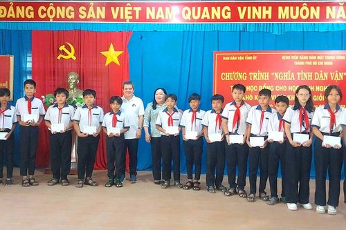 Trao 100 suất học bổng 'Nghĩa tình dân vận' cho học sinh xã Vĩnh Trung
