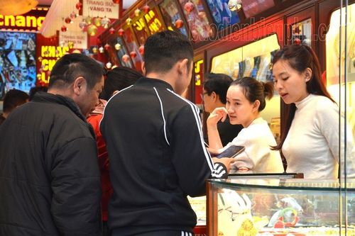 Mua vàng ngày vía Thần Tài: Cầu may đầu xuân