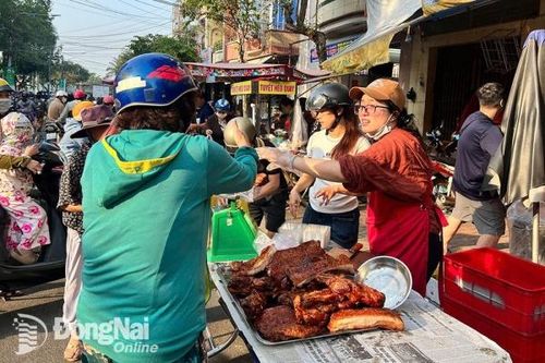 Heo quay, cá lóc nướng hút hàng ngày vía 'thần Tài'