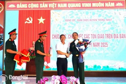 Tiếp tục phối hợp chặt chẽ giữa lực lượng vũ trang và chức sắc, chức việc, nhà tu hành các tôn giáo