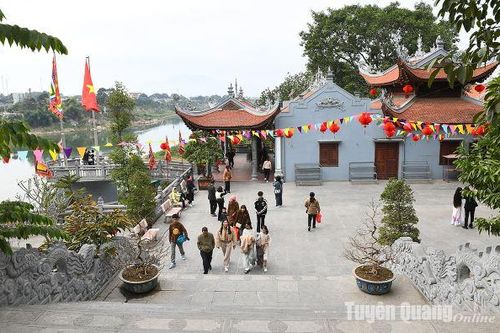 Đầu năm thăm đất Mẫu